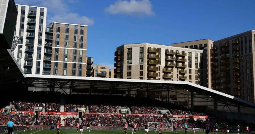 Poliția intervine după ce un individ a șutat un balon pe teren la Brentford - Liverpool