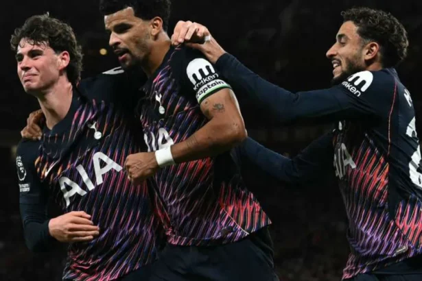 Tottenham, cu 10 oameni, egalează pe final la Manchester United