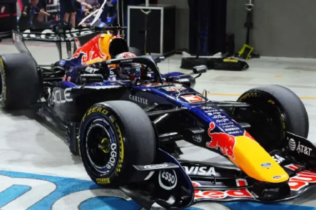 Verstappen ia pole position în fața lui Russell la sprintul din Singapore