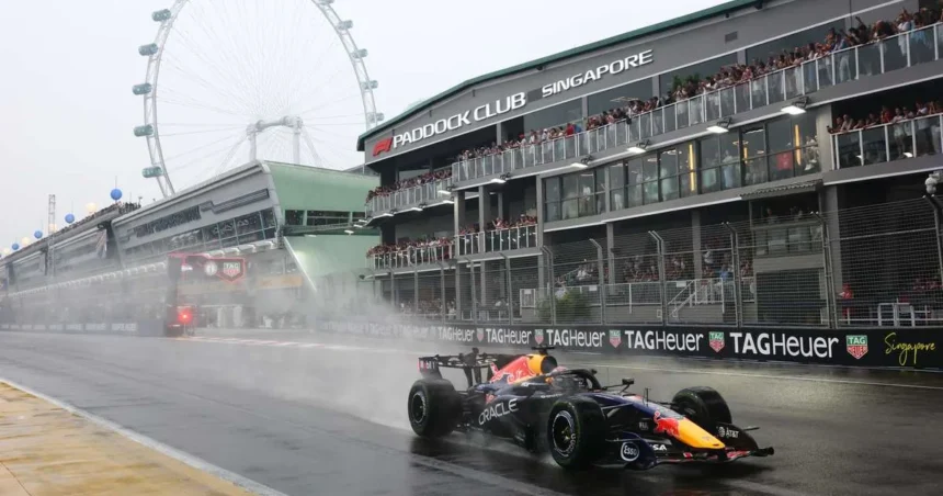 Verstappen îl bate pe Hamilton în sprintul din Singapore după accidentul lui Russell